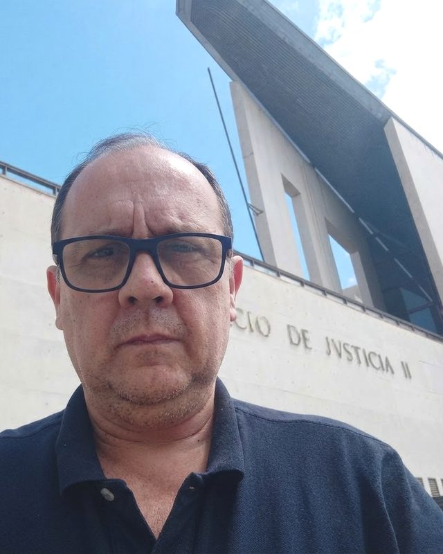 Fernando Agustín Sosa frente al Palacio de Justicia II